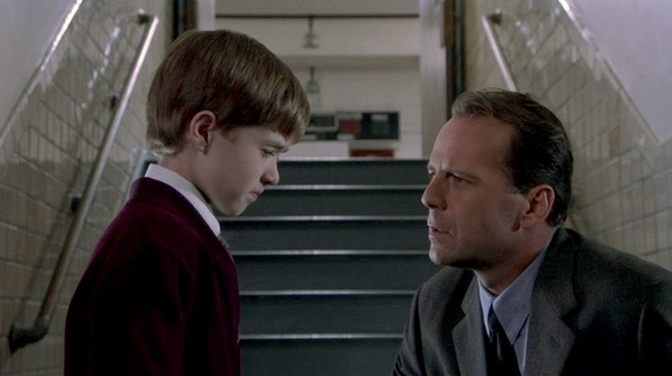 Haley Joel Osment e Bruce Willis em "O sexto sentido" Divulgação — Foto: Divulgação