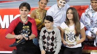 Os filhos de Michael Jackson em 2012 — Foto: Phil McCarten
