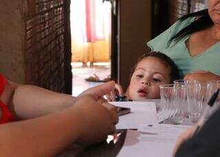 Aos 2 anos, Pietro enfrenta diagnóstico triplo e mãe pede ajuda para cirurgia