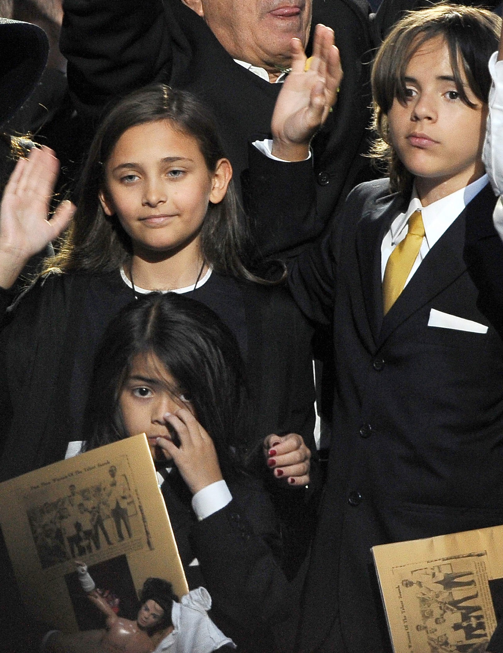 Os filhos de Michael Jackson em cerimônia em memória do pai, em 2012; cantor morreu em 2009 — Foto: Gabriel Bouys