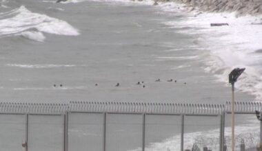 Rota perigosa. Centenas de migrantes nadam de Marrocos até Ceuta