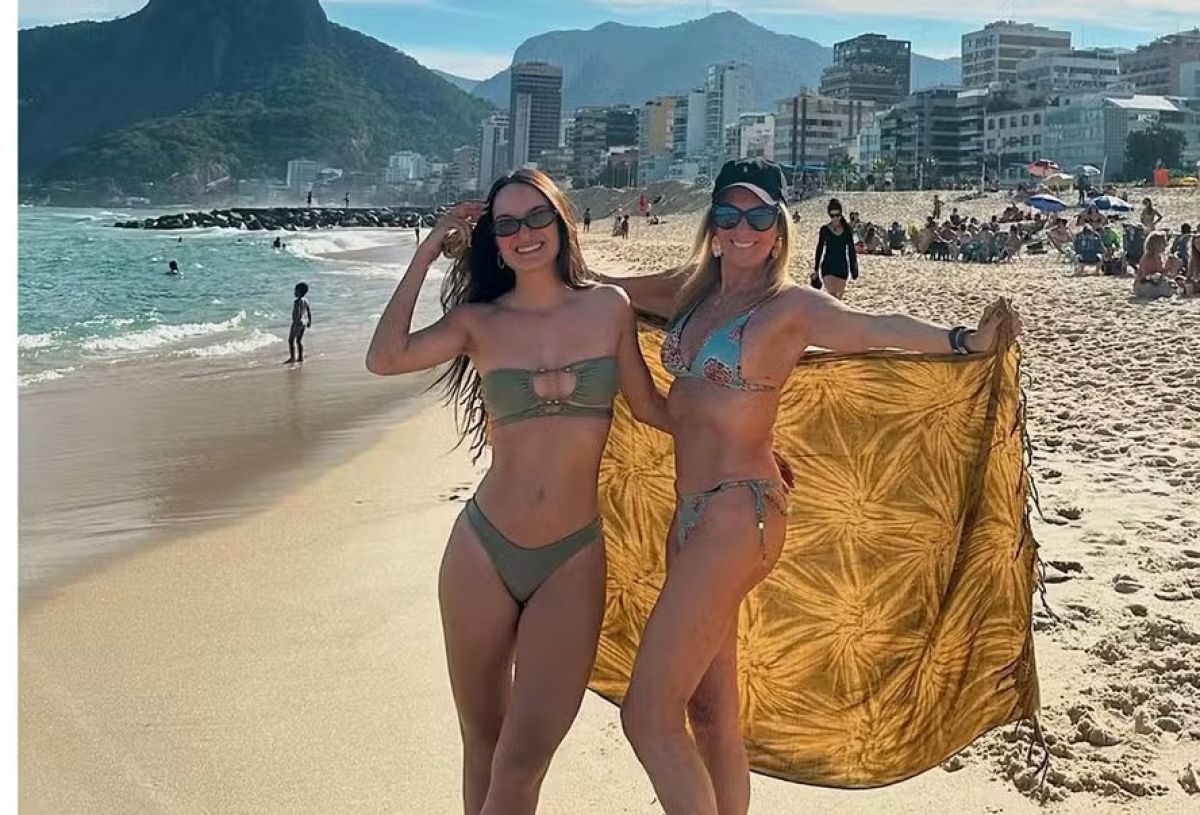 Helô Pinheiro exibe boa forma na praia ao lado da neta - MidiaNews