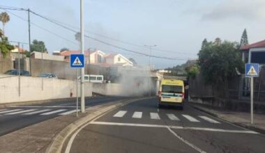 Viatura a arder num túnel em São Martinho