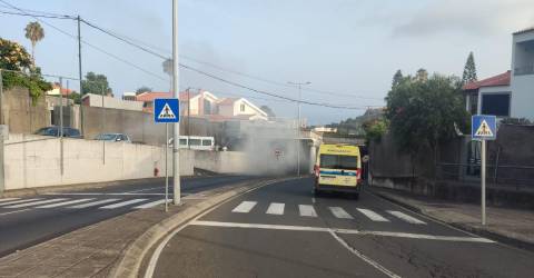 Viatura a arder num túnel em São Martinho