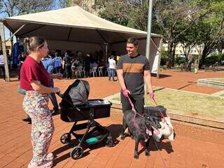 Famílias aproveitam manhã de sábado para vacinar pets na Praça Ary Coelho