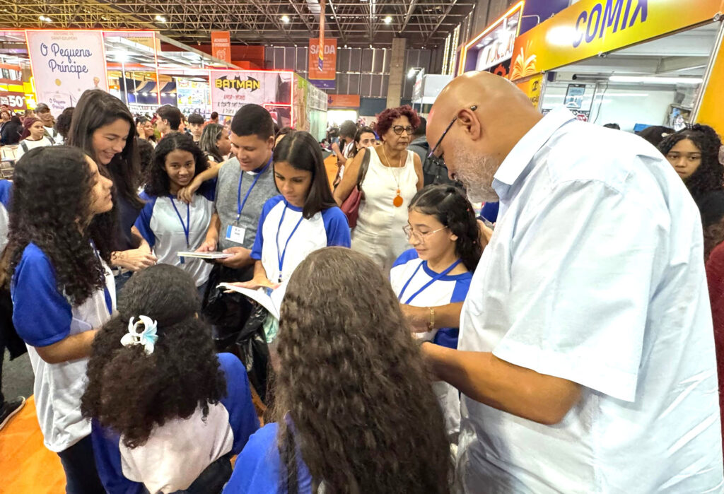 Alunos da rede municipal de Belford Roxo vencedores do Concurso de Redação marcam presença na Bienal do Livro