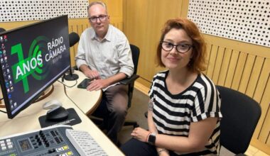 Marcio Achilles Sardi (editor-chefe de A Voz do Brasil na Câmara Federal) e Carol Garcia (jornalista)