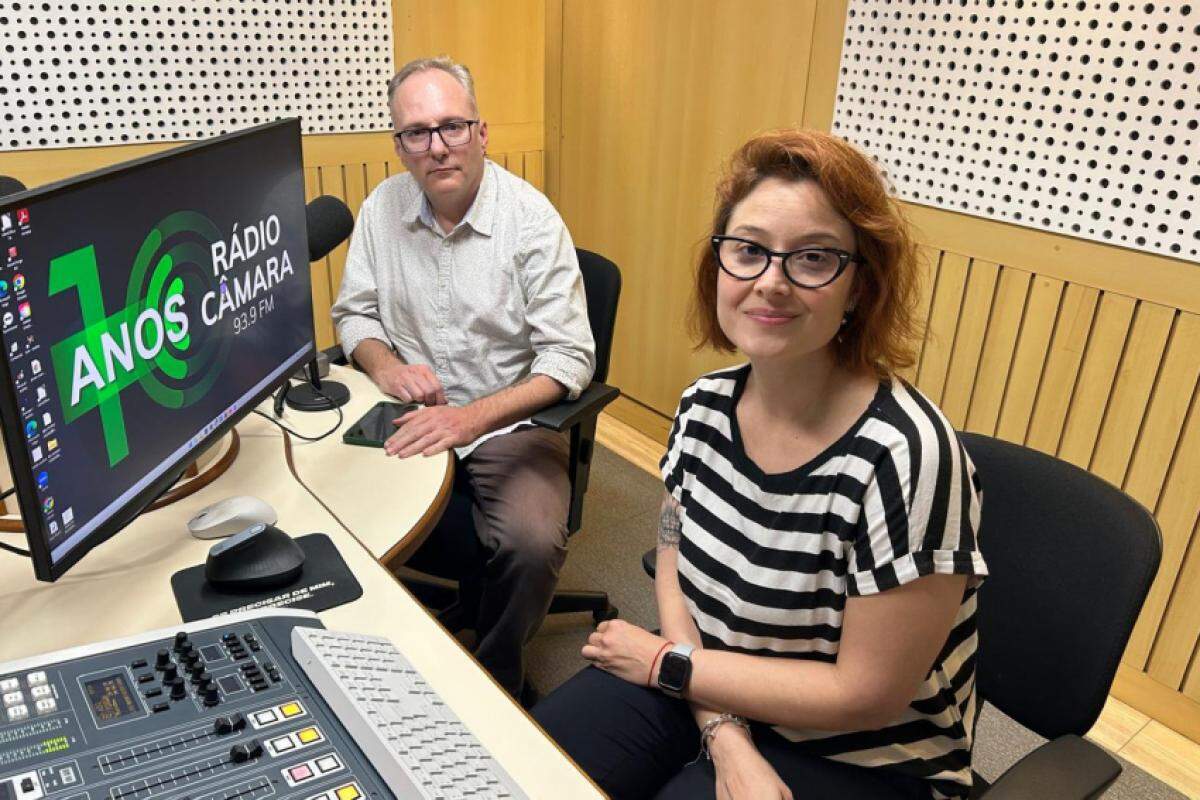 Marcio Achilles Sardi (editor-chefe de A Voz do Brasil na Câmara Federal) e Carol Garcia (jornalista)
