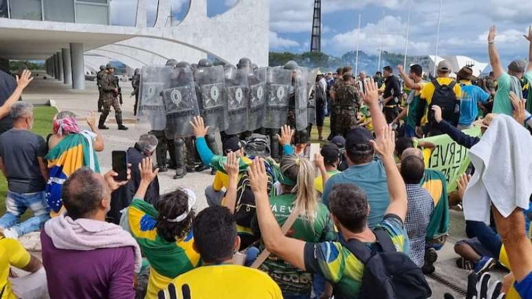 Cena do 8 de janeiro registrada no documentário 'No Céu da Pátria Nesse Instante', de Sandra Kogut