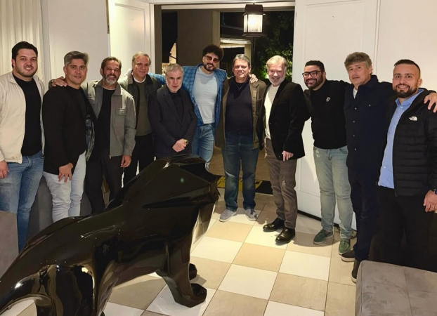 Tarcísio de Freitas ao lado de Latino e outros convidados para jantar na casa do cantor em bairro nobre de São Paulo