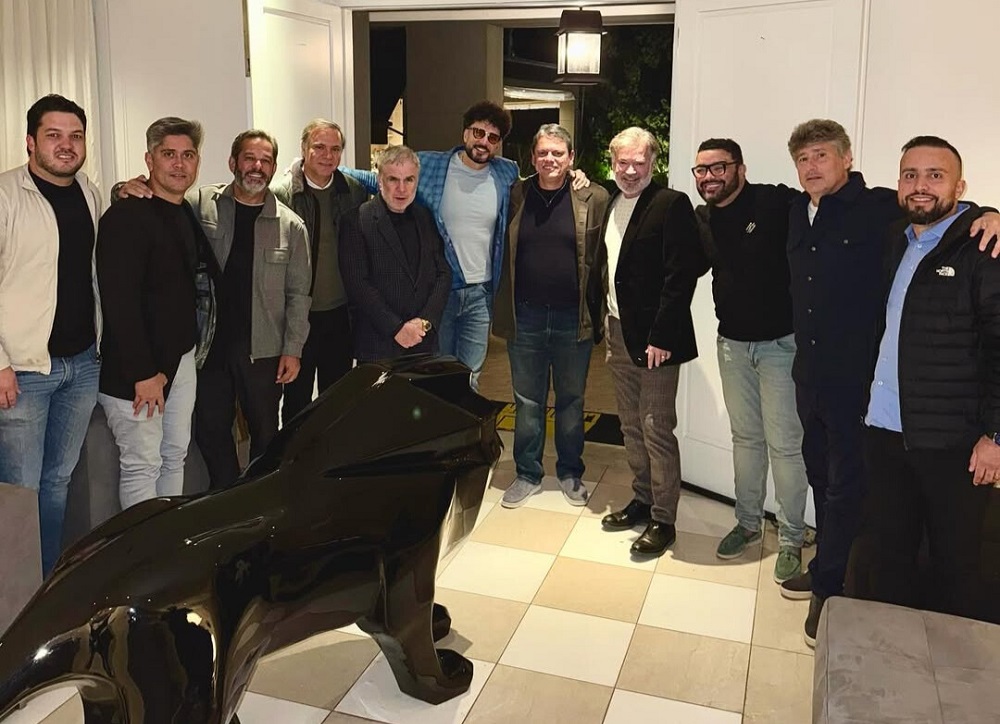 Tarcísio é recebido em jantar com empresários na casa de Latino