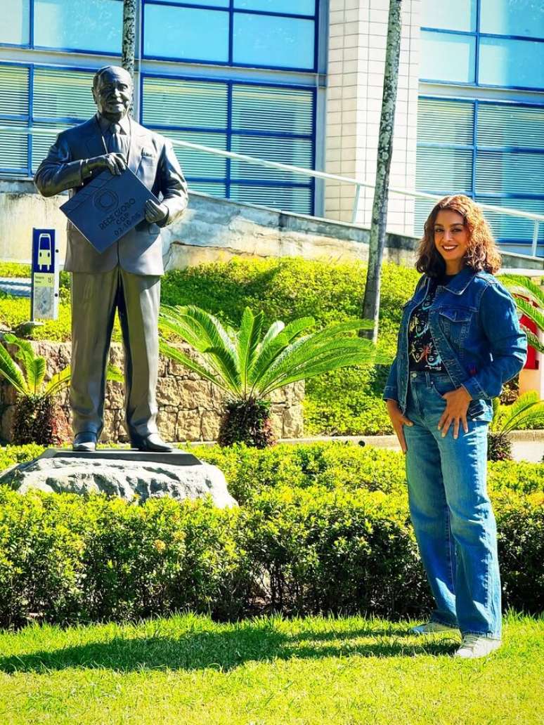 Catia Fonseca posa perto da estátua de Roberto Marinho (1904 - 2003), fundador do grupo Globo, na entrada dos Estúdios Globo, antigo Projac, no Rio de Janeiro
