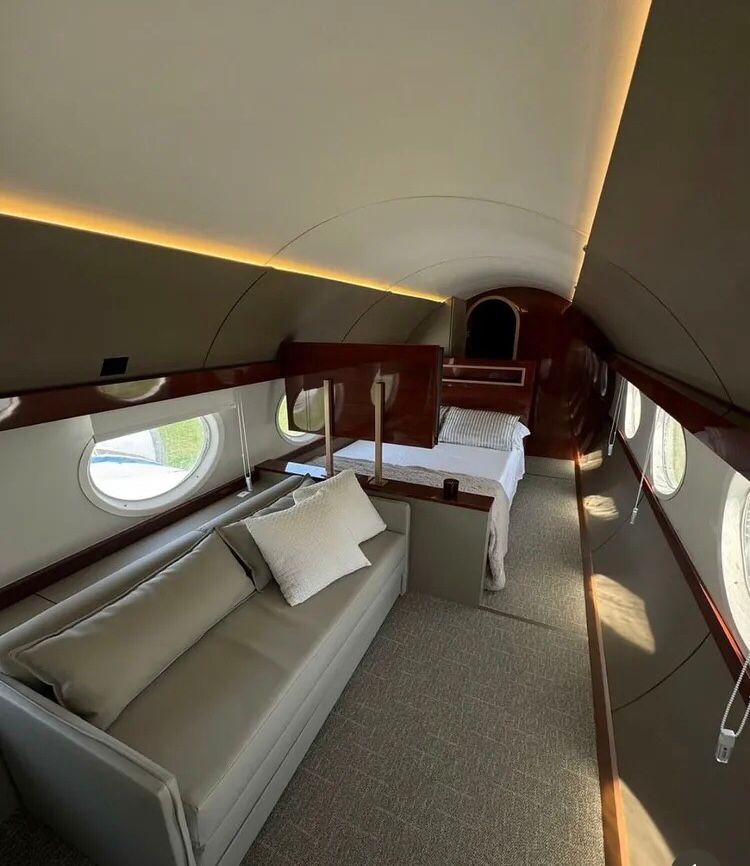 Arquiteta curitibana transforma avião raro em suíte de luxo