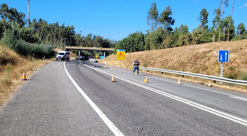 Acidente com autocarro no IP3 faz uma vítima mortal e pelo menos 30 feridos