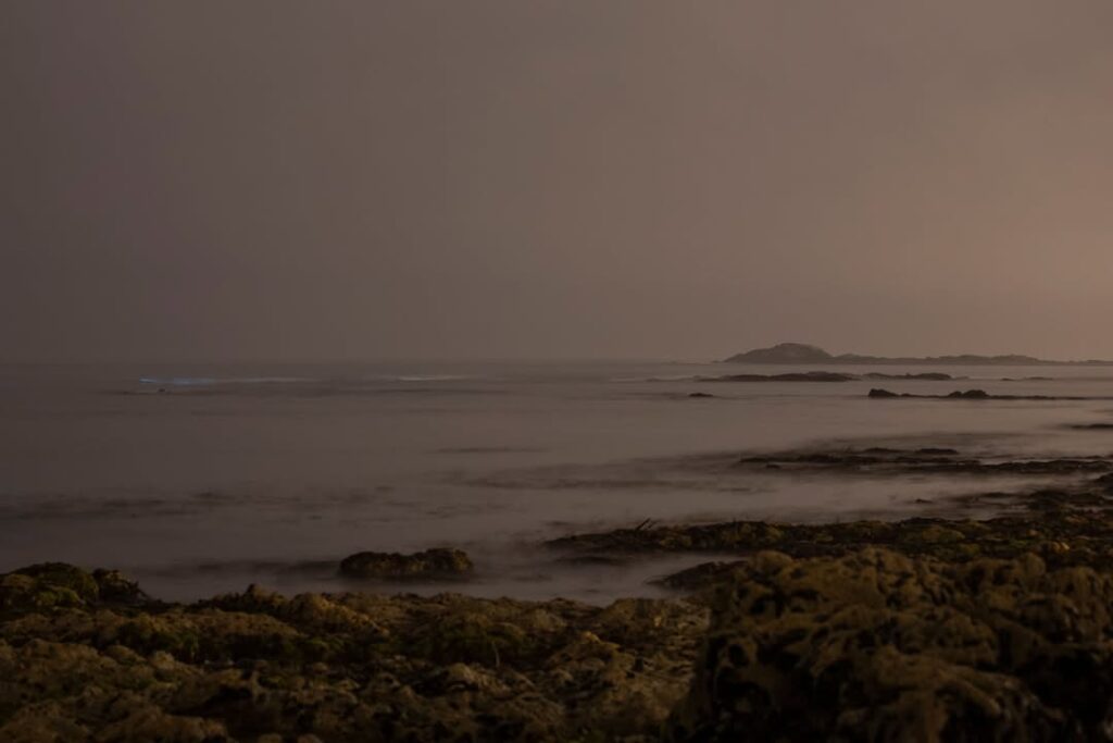 Mar de vila do conde com ondas azuis fluorescentes