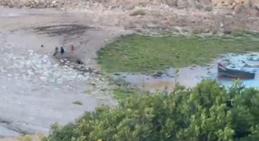 Barco com 38 imigrantes dá à costa no Algarve - RTP