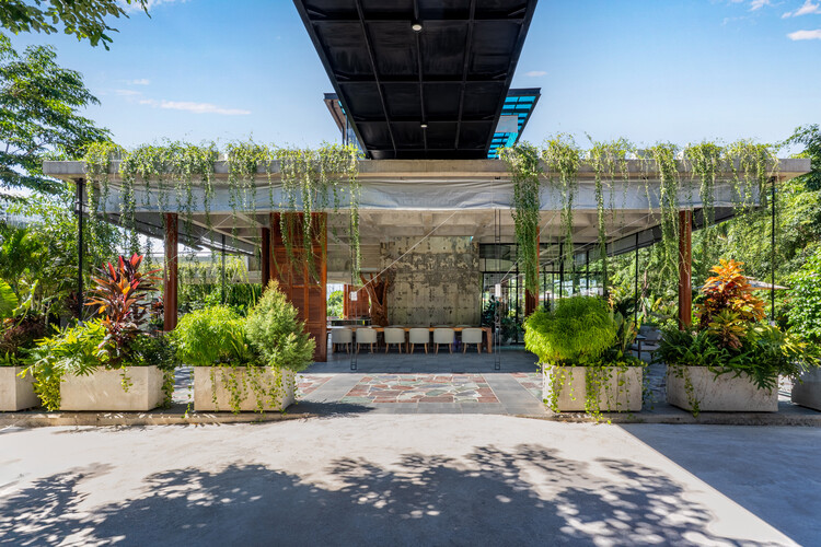 Café & Restaurante Phum Sambo / Khoan + Partners - Fotografia de Exterior, Jardim