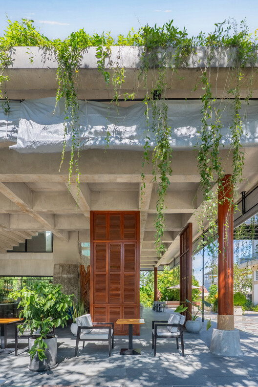 Café & Restaurante Phum Sambo / Khoan + Partners - Fotografia de Interiores, Madeira, Viga, Jardim, Pilar