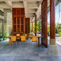 Café & Restaurante Phum Sambo / Khoan + Partners - Fotografia de Interiores, Sala de Jantar, Madeira, Cadeira, Pátio