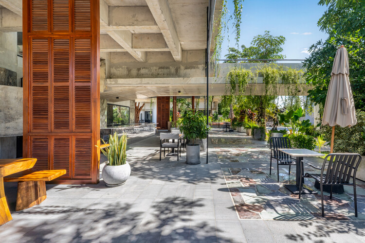 Café & Restaurante Phum Sambo / Khoan + Partners - Fotografia de Exterior, Madeira