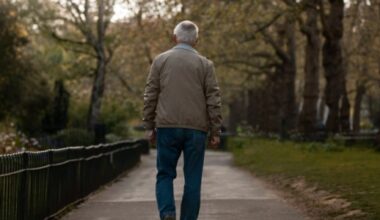 Deficiência de vitamina D aumenta em 22% o risco para lentidão da caminhada na velhice