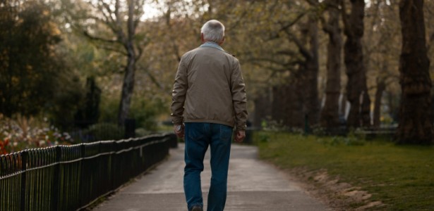 Deficiência de vitamina D aumenta em 22% o risco para lentidão da caminhada na velhice