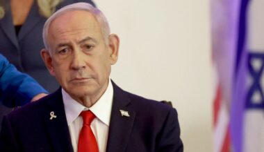 Netanyahu consternado com vídeos. Primeiro-ministro reúne-se com familiares de reféns