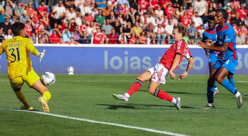 Benfica bate Alverca mas sofre até ao final