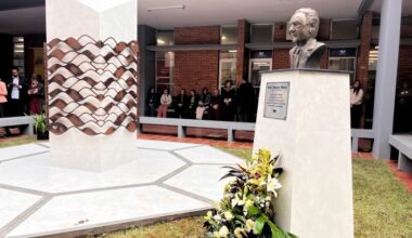 Univali eterniza história do professor Edison Villela com busto e escultura dos 60 anos