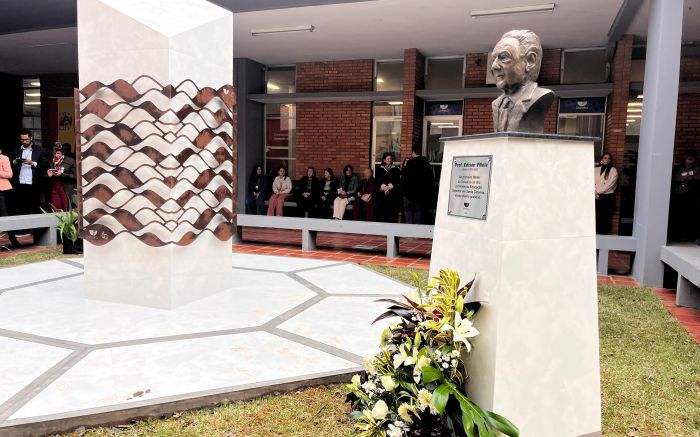 Univali eterniza história do professor Edison Villela com busto e escultura dos 60 anos