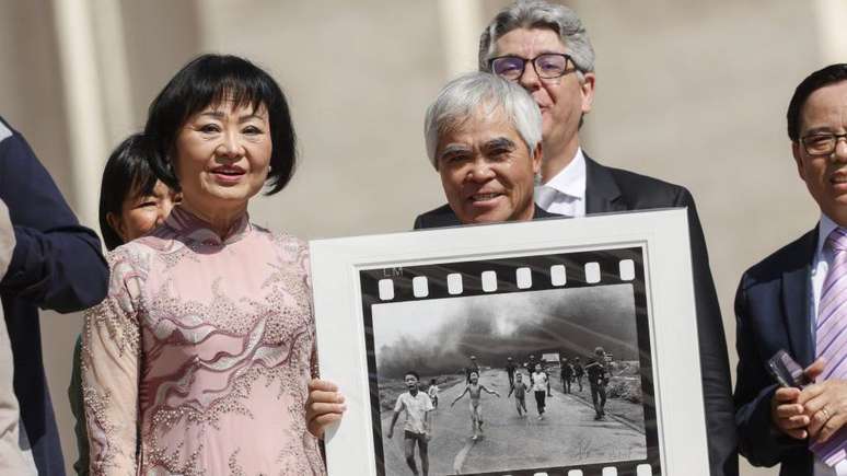Nick Ut e Kim Phuc se encontraram com o Papa Francisco em 2022 para comemorar o 50º aniversário da 