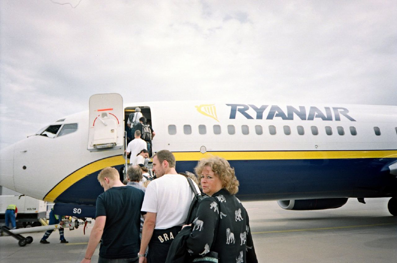 Boas e más notícias da Ryanair: bagagem de mão 20% maior, multa se violar "regra dos 40 minutos"