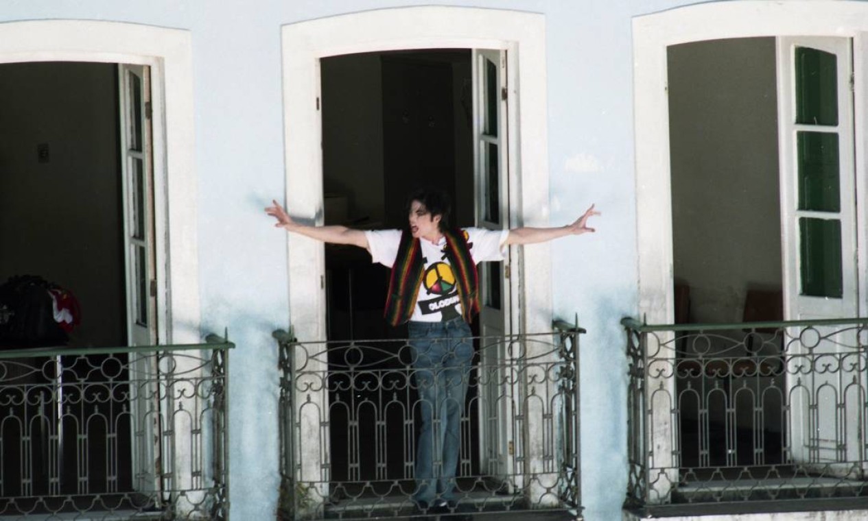 Michael Jackson na sacada dos casarios do Pelourinho  — Foto: Lucia Correia Lima / Agência O Globo