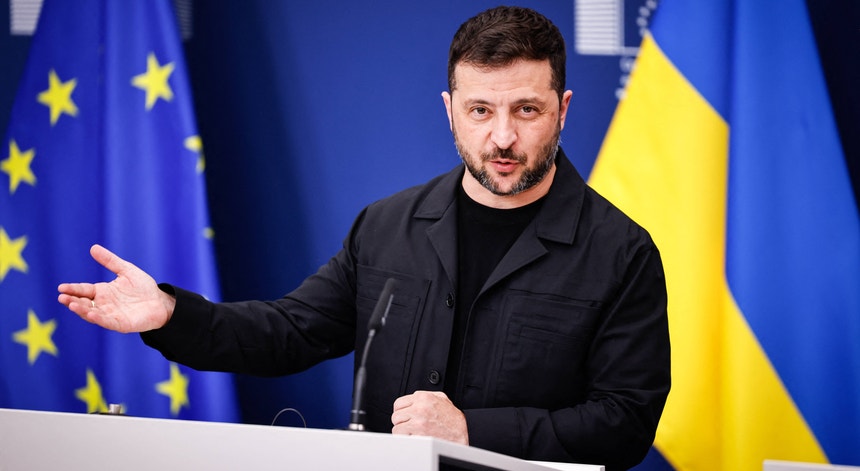 Em Washington, Zelensky considera que ataques russos visam "humilhar esforços diplomáticos"