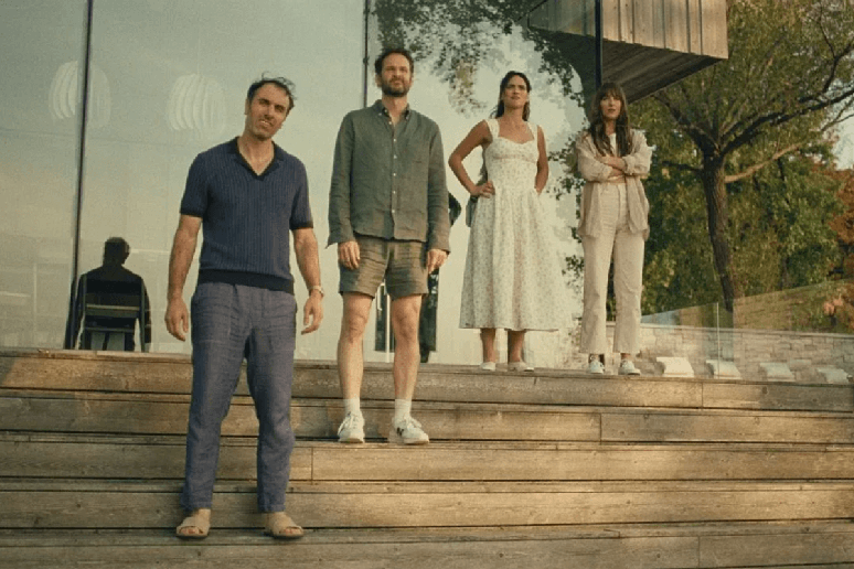 Em “Amores à Parte”, Carey busca se reinventar após o fim do casamento e acaba mergulhando em novas experiências 