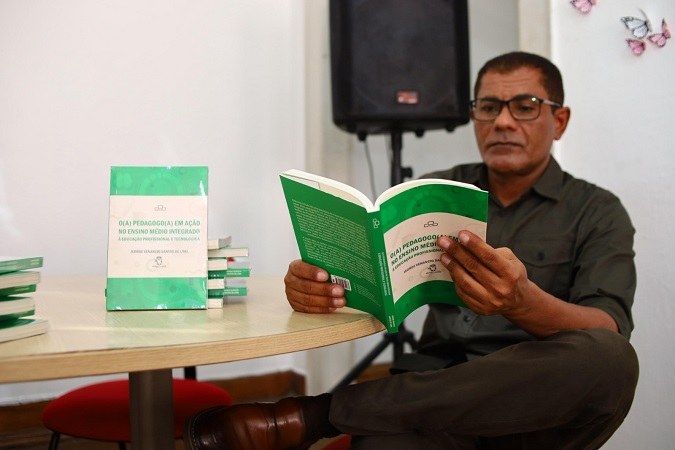 Egresso do ProfEPT/Ifal lança livro sobre o papel do pedagogo na Educação Profissional e Tecnológica — Instituto Federal de Alagoas