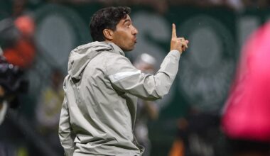Adeptos do Palmeiras insultam Abel Ferreira e técnico português aplaude e reage em conferência