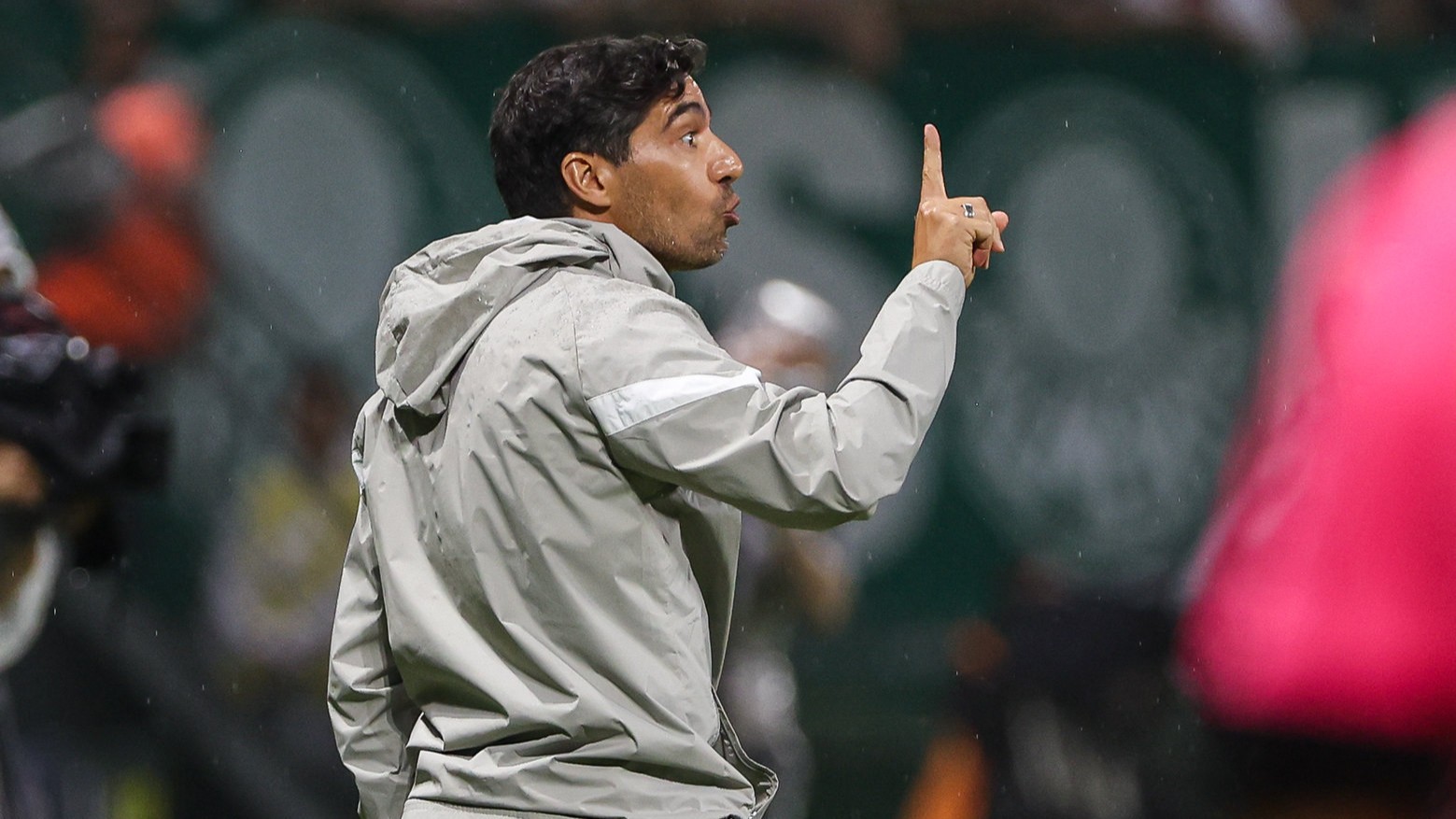 Adeptos do Palmeiras insultam Abel Ferreira e técnico português aplaude e reage em conferência