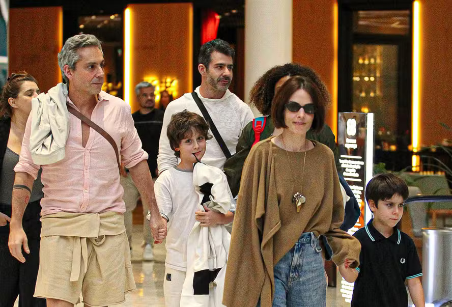 Alexandre Nero faz rara aparição com a família em folga de 'Vale Tudo'