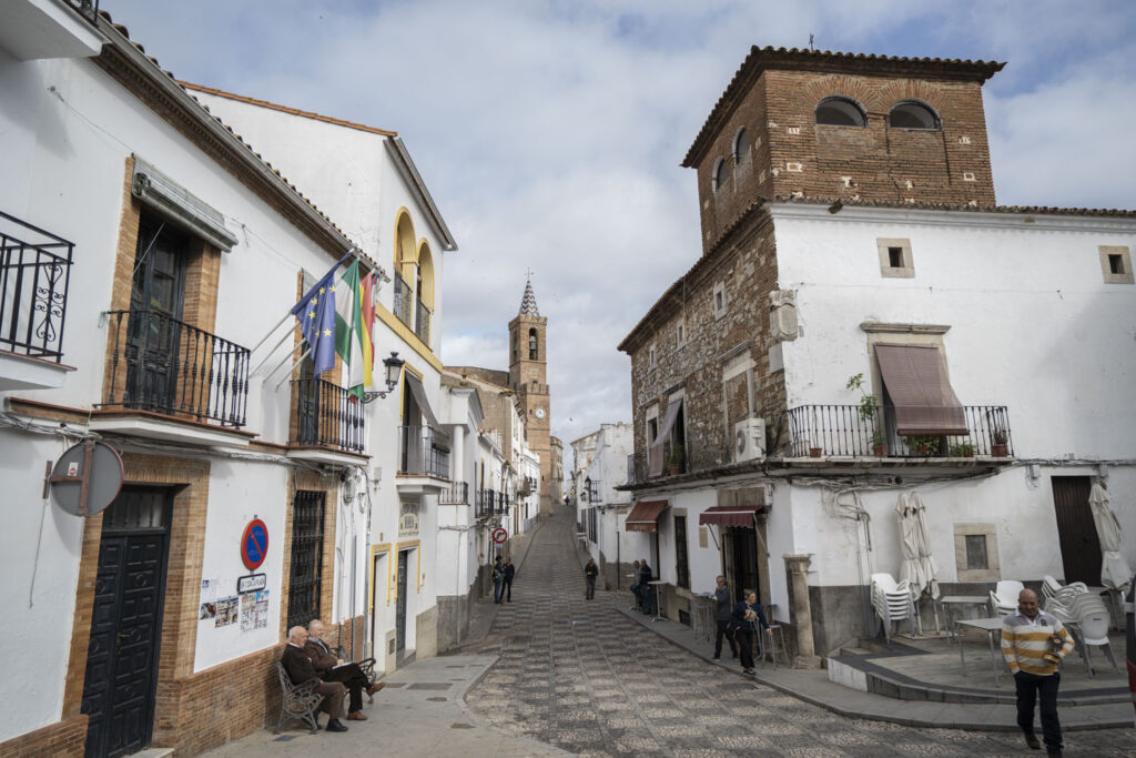 Esta cidade tem casas à venda por 11 mil euros, emprego garantido, e está a menos de 30 minutos da fronteira com Portugal