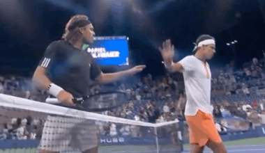 [VÍDEO] Tsitsipas descontrola-se junto à rede após perder com Altmaier - Bola Amarela