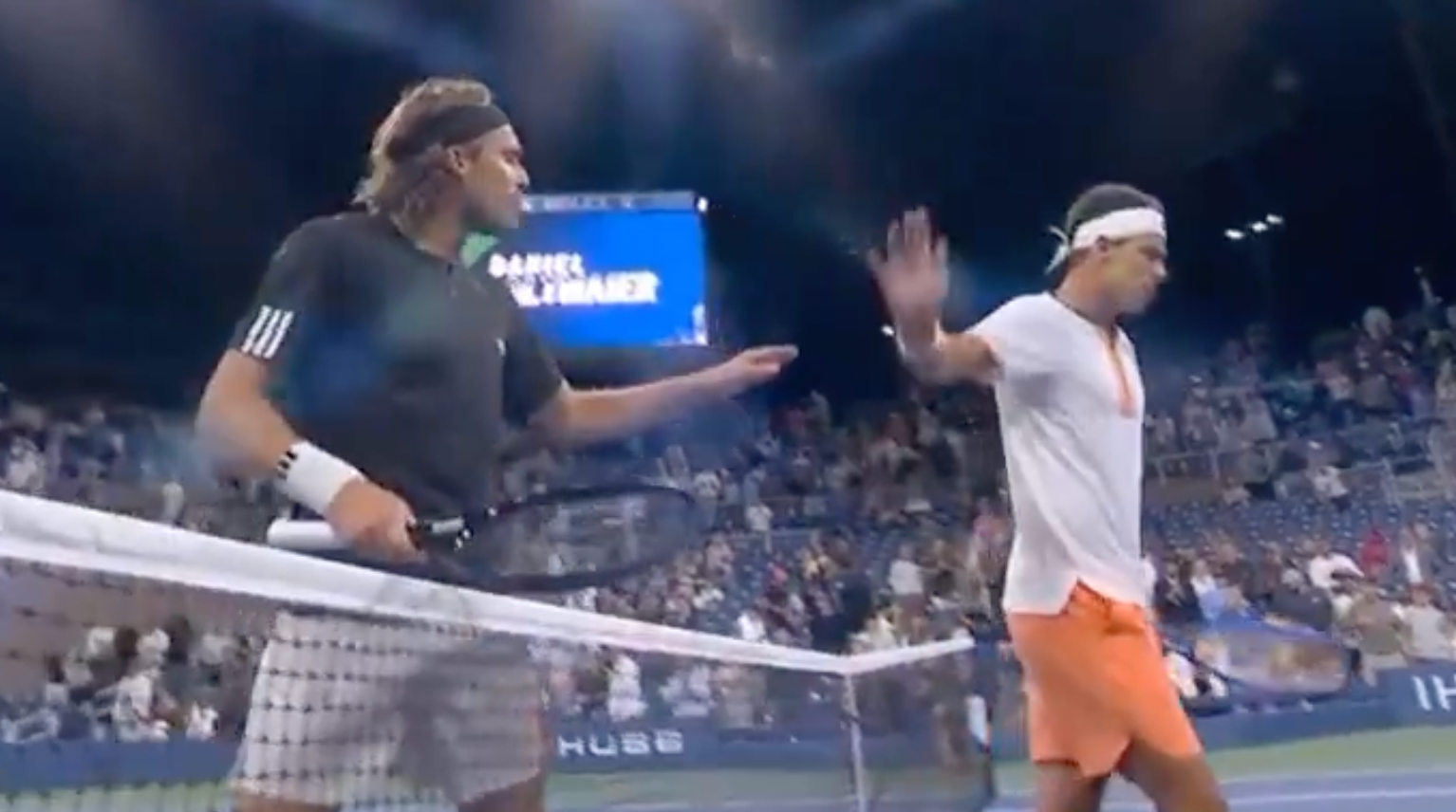 [VÍDEO] Tsitsipas descontrola-se junto à rede após perder com Altmaier - Bola Amarela