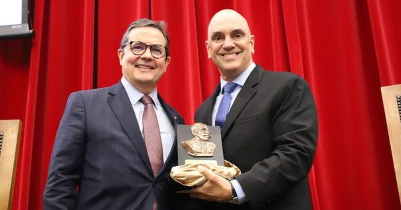 Alexandre de Moraes ganha escultura feita por artista de PG