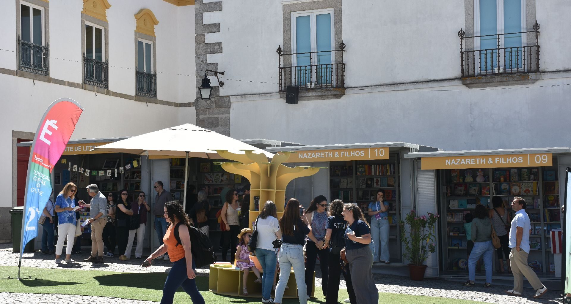 Feira do Livro de Évora já começou | A festa do livro e da literatura prolonga-se até 01 de junho com o Templo Romano como cenário