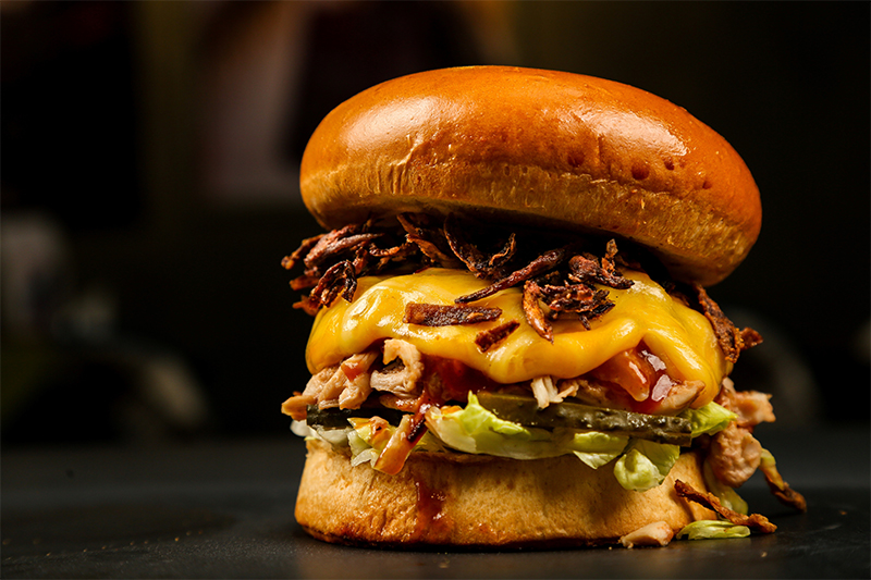 Hamburguer deu origem ao sanduiche, tão popular quanto a pizza (Foto: Freepick)