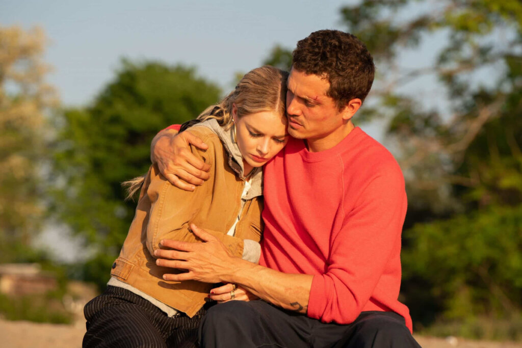 homem e mulher sentados e abraçados. ele usa blusa vermelha e ela, blusa amarela.