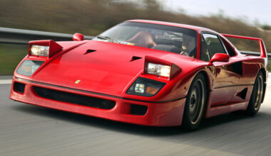 Ferrari F40 com faróis escamoteáveis ligados