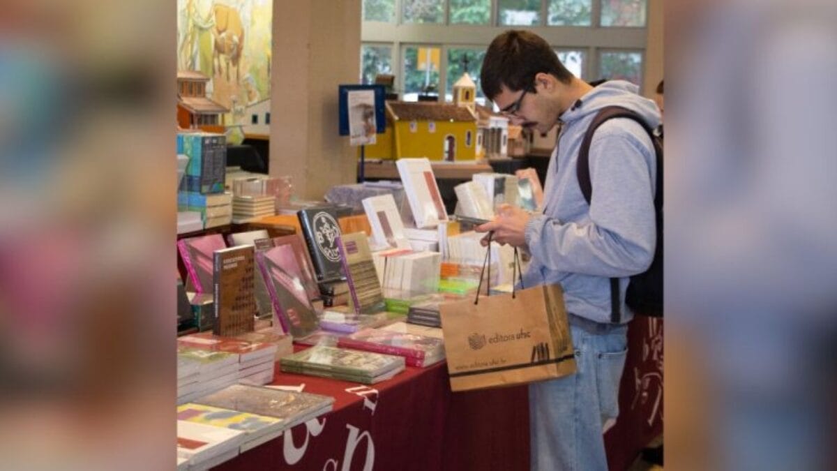 Feira do livro da UFSC tem descontos mínimos de 50%