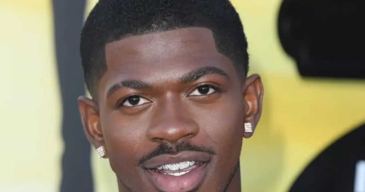 Lil Nas X é hospitalizado após ser flagrado andando de cueca por Los Angeles