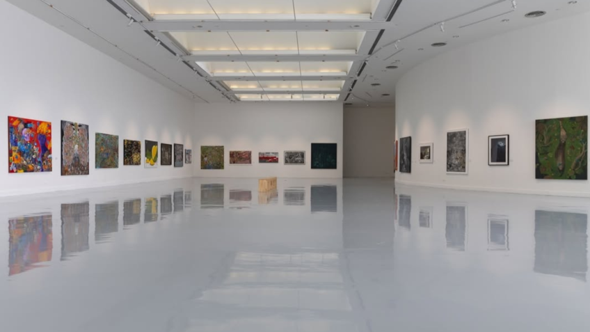Interior da galeria em Bangkok que removeu obras de exposição depois de pressão da China
